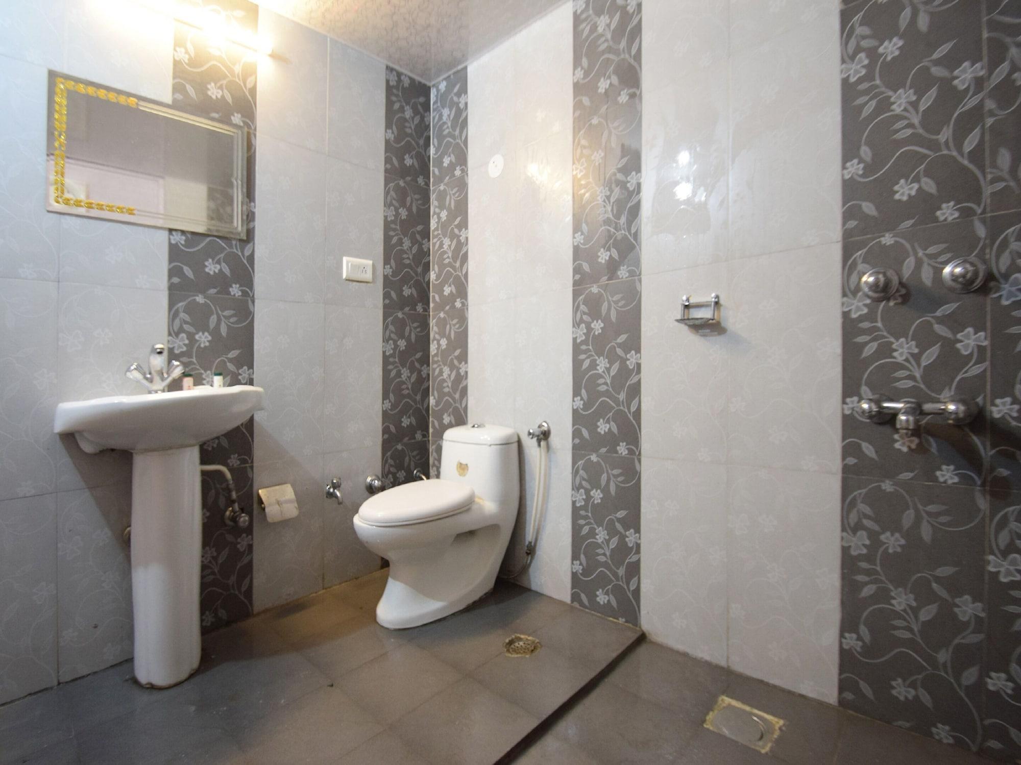 Oyo 29131 Hotel Mn Grand Shamshabad Exterior foto